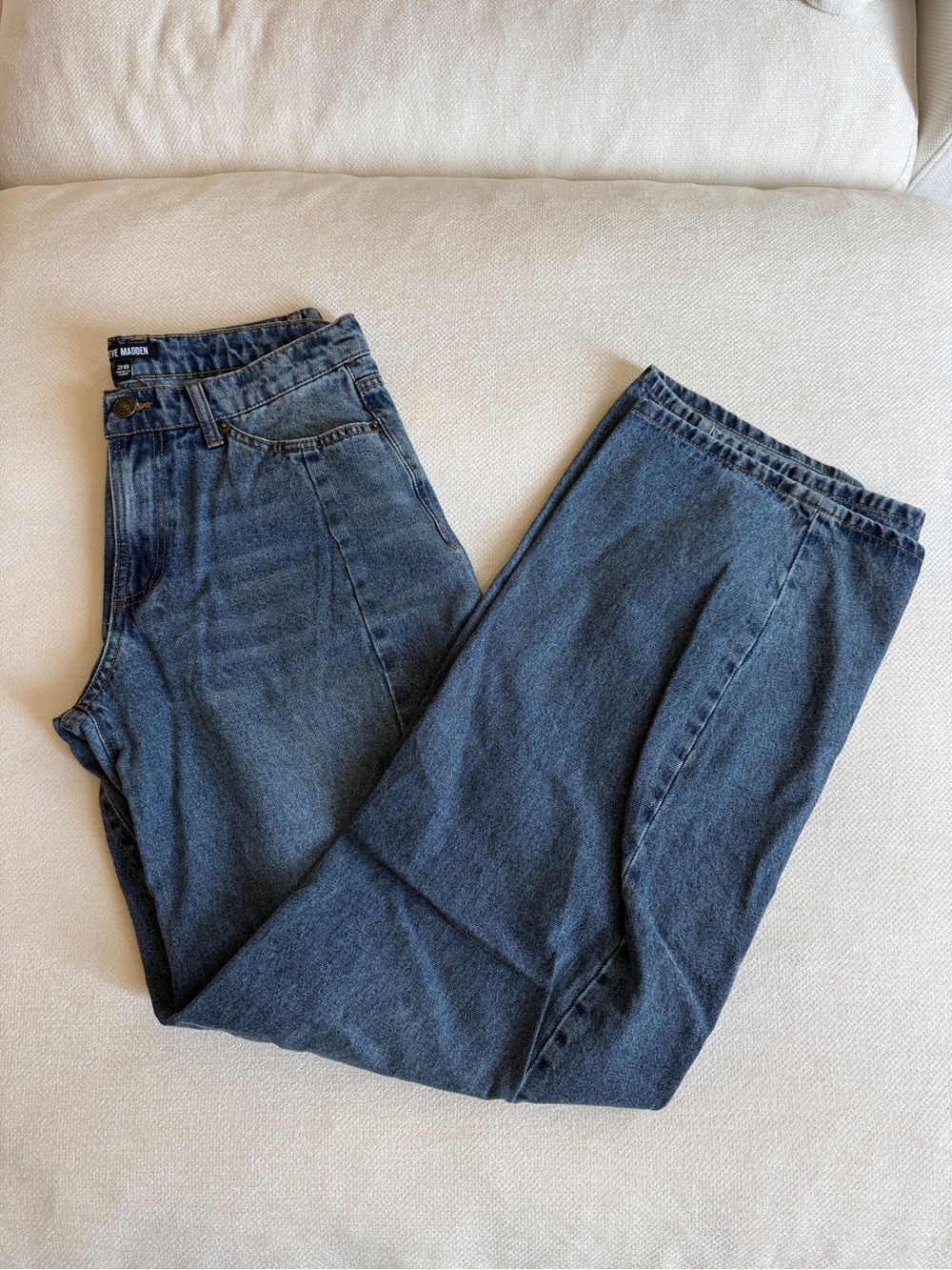 Steve Madden Womenโs Mid-Rise Dark Blue Straight Leg Jeans